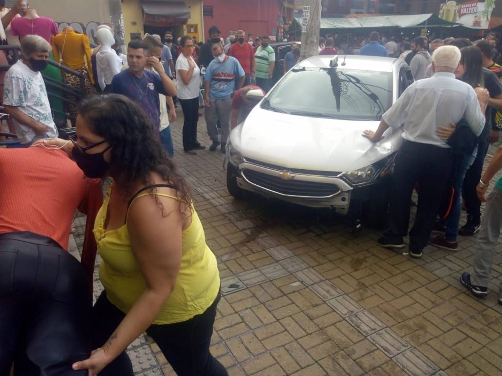 Motorista de 82 anos passa mal no volante e carro invade área de camelódromo em Taubaté 1 (Reprodução) Motorista de 82 anos passa mal no volante e carro invade área de camelódromo em Taubaté 1 (Reprodução)