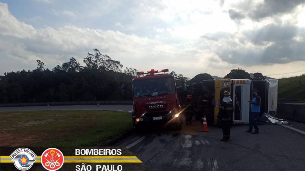 Caminhão tomba na rotatória 3 (Corpo de Bombeiros SP) Caminhão tomba na rotatória 3 (Corpo de Bombeiros SP)
