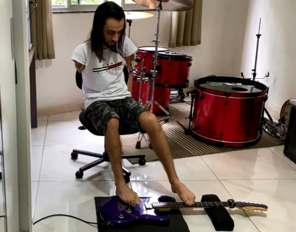 Guitarrista com os pés (Arquivo Pessoal) Guitarrista com os pés (Arquivo Pessoal)