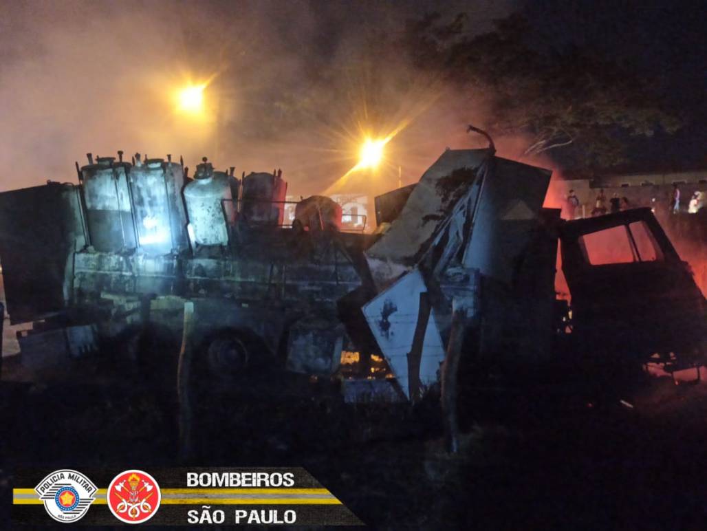 Caminhão de bombeiros 6 (Corpo de Bombeiros do Estado de SP) Caminhão de bombeiros 6 (Corpo de Bombeiros do Estado de SP)