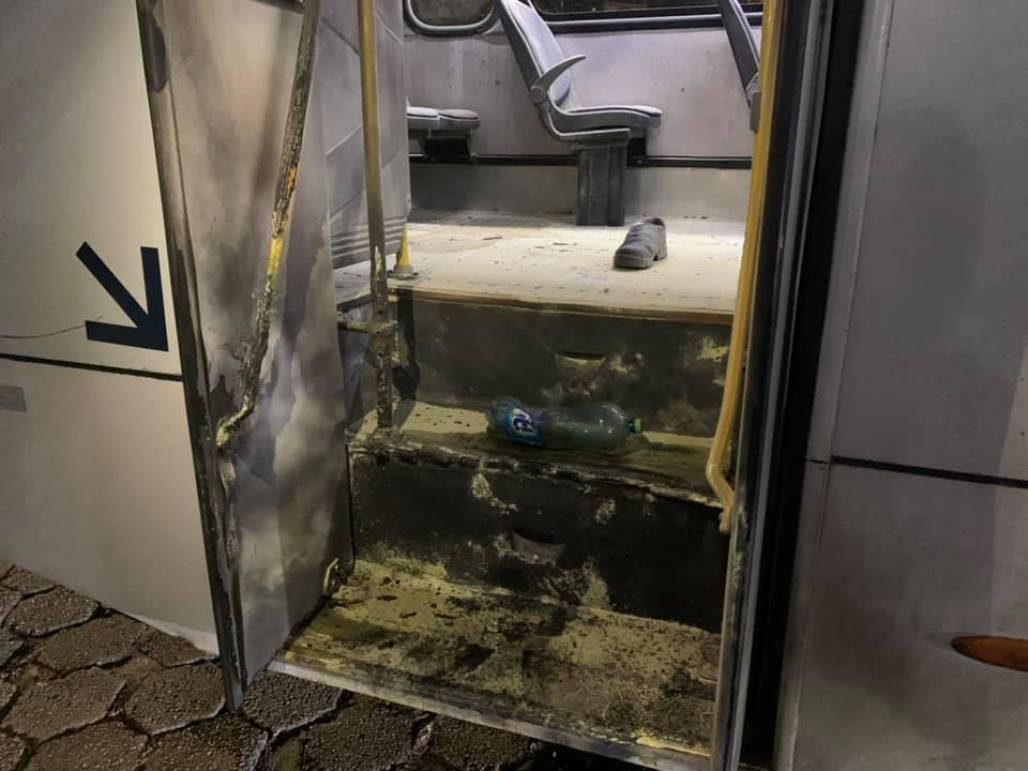 Ônibus alvo de vandalismo caraguá (Foto: Divulgação/PMC) Ônibus alvo de vandalismo caraguá (Foto: Divulgação/PMC)
