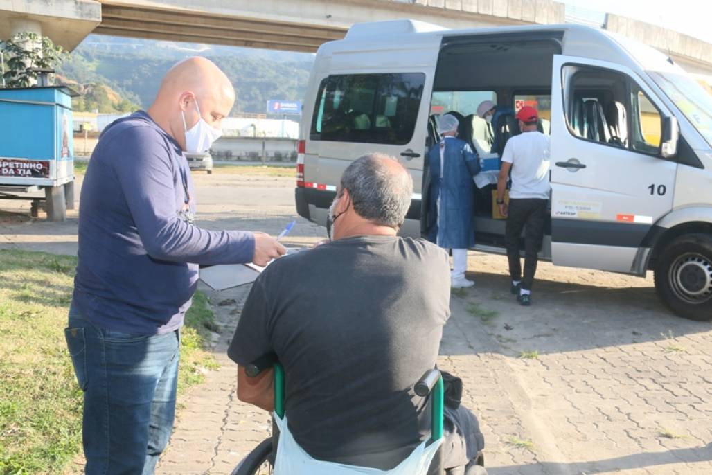 vacina em moradores de rua caraguá (Divulgação/PMC) vacina em moradores de rua caraguá (Divulgação/PMC)