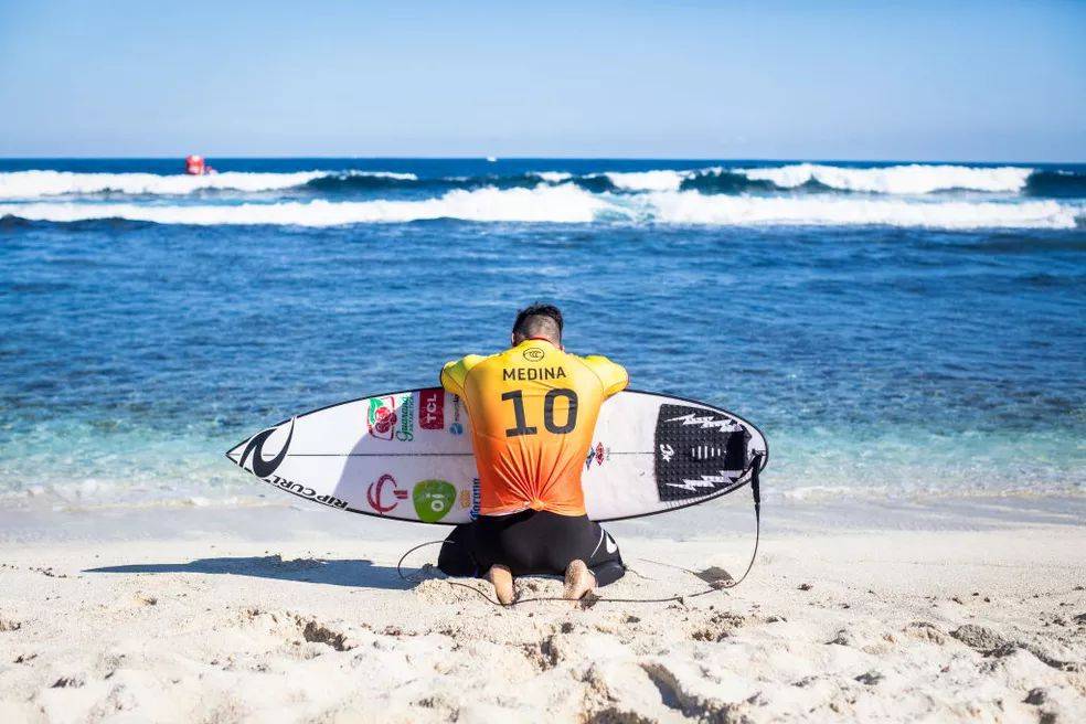 gabriel medina é tricampeão mundial!