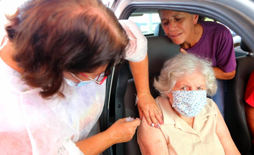 Jacareí antecipa segunda dose e abre drive-thru para aplicação de dose reforço em idosos (Divulgação/ Prefeitura de Jacareí) Jacareí antecipa segunda dose e abre drive-thru para aplicação de dose reforço em idosos (Divulgação/ Prefeitura de Jacareí)