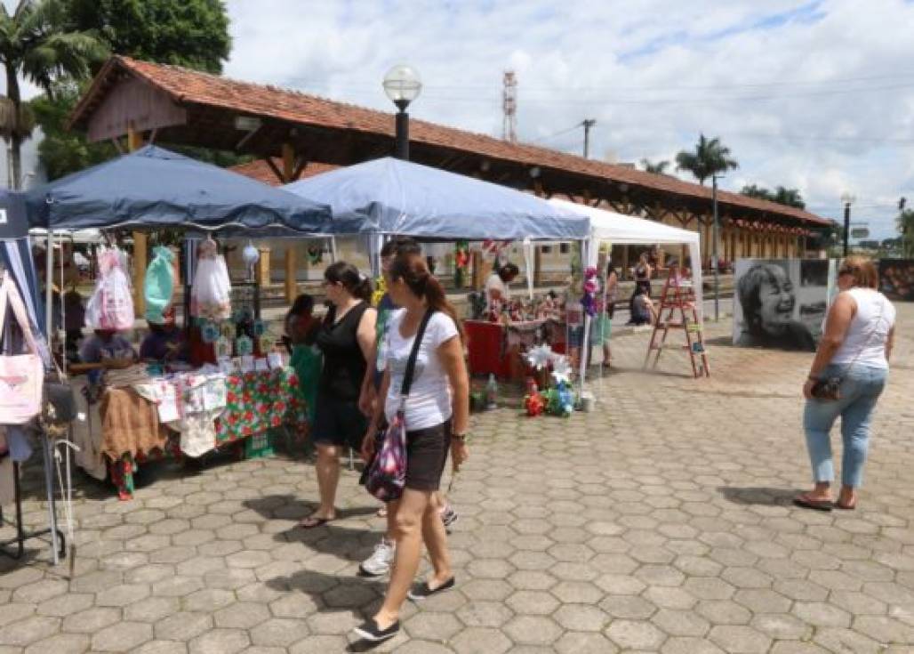 feira trilhos (Prefeitura de Jacareí) feira trilhos (Prefeitura de Jacareí)