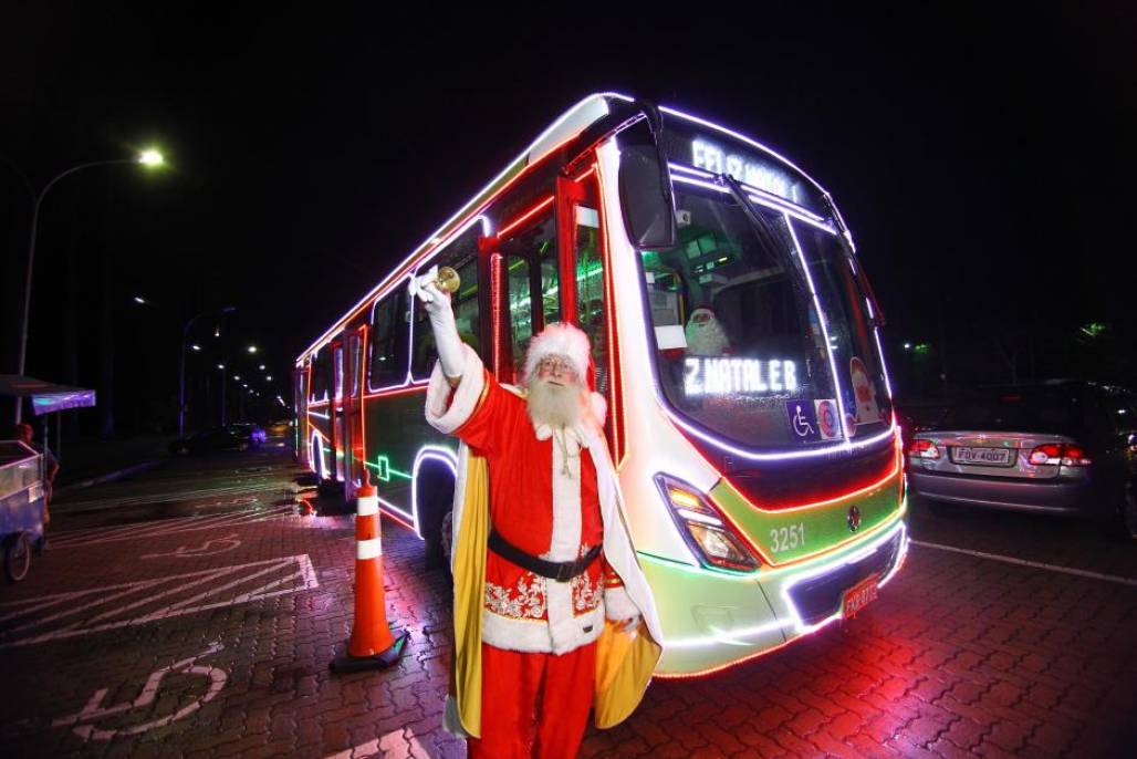 São José recebe Caravanas de Natal com ônibus iluminados e presença do Papai Noel (Divulgação) São José recebe Caravanas de Natal com ônibus iluminados e presença do Papai Noel (Divulgação)
