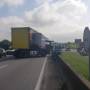 Carreta perde controle e colide em mureta na Dutra em São José Carreta perde controle e colide em mureta na Dutra em São José