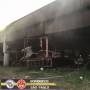 Estrutura de carro alegórico pega fogo e assusta moradores de bairro em Guará