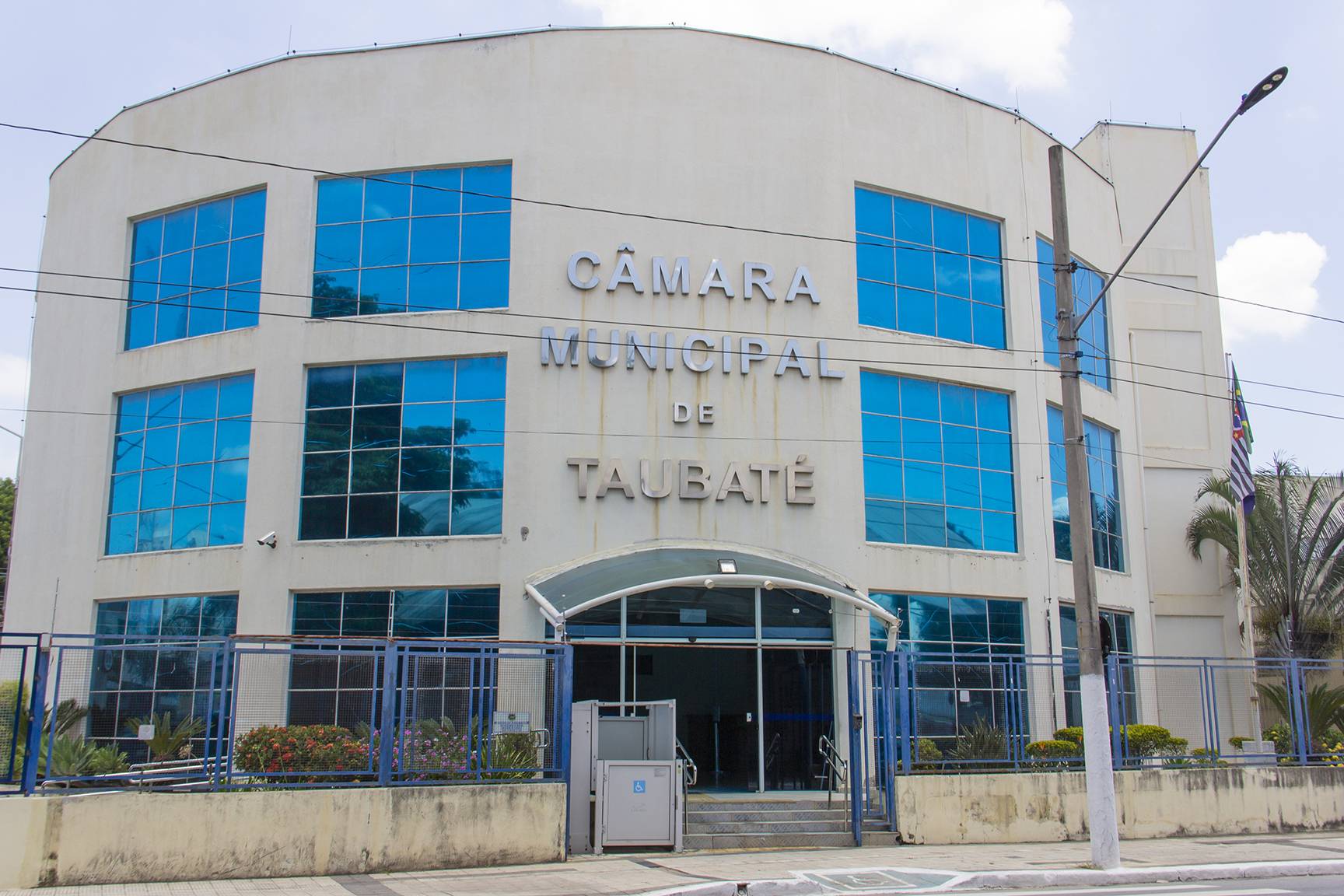 Taubaté apresenta aumento de salário para prefeito, vice e secretários