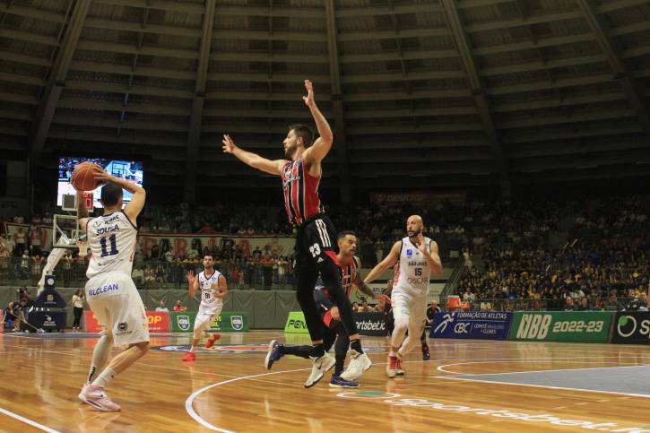 Em noite de festa, Teatrão recebe primeiro jogo do São José pelo NBB