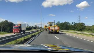Passagem de caminhão com carga especial causa lentidão na Dutra