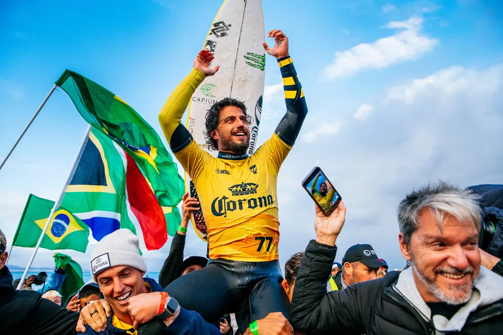 Gabriel Medina vence Filipinho e é tri campeão mundial de surfe