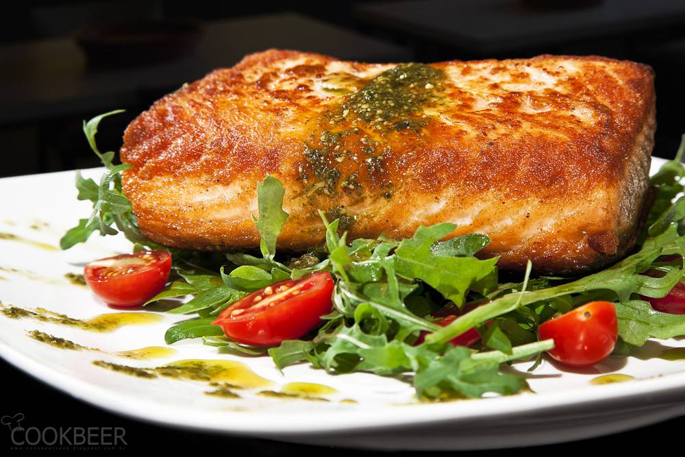Salmão grelhado com salada de rúcula