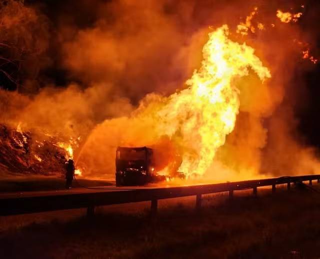 Caminhão com etanol pega fogo na Rodovia Dom Pedro I