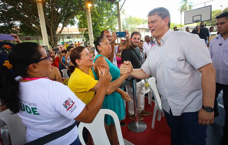 Tarcísio regulariza imóveis em Redenção da Serra e Jacareí