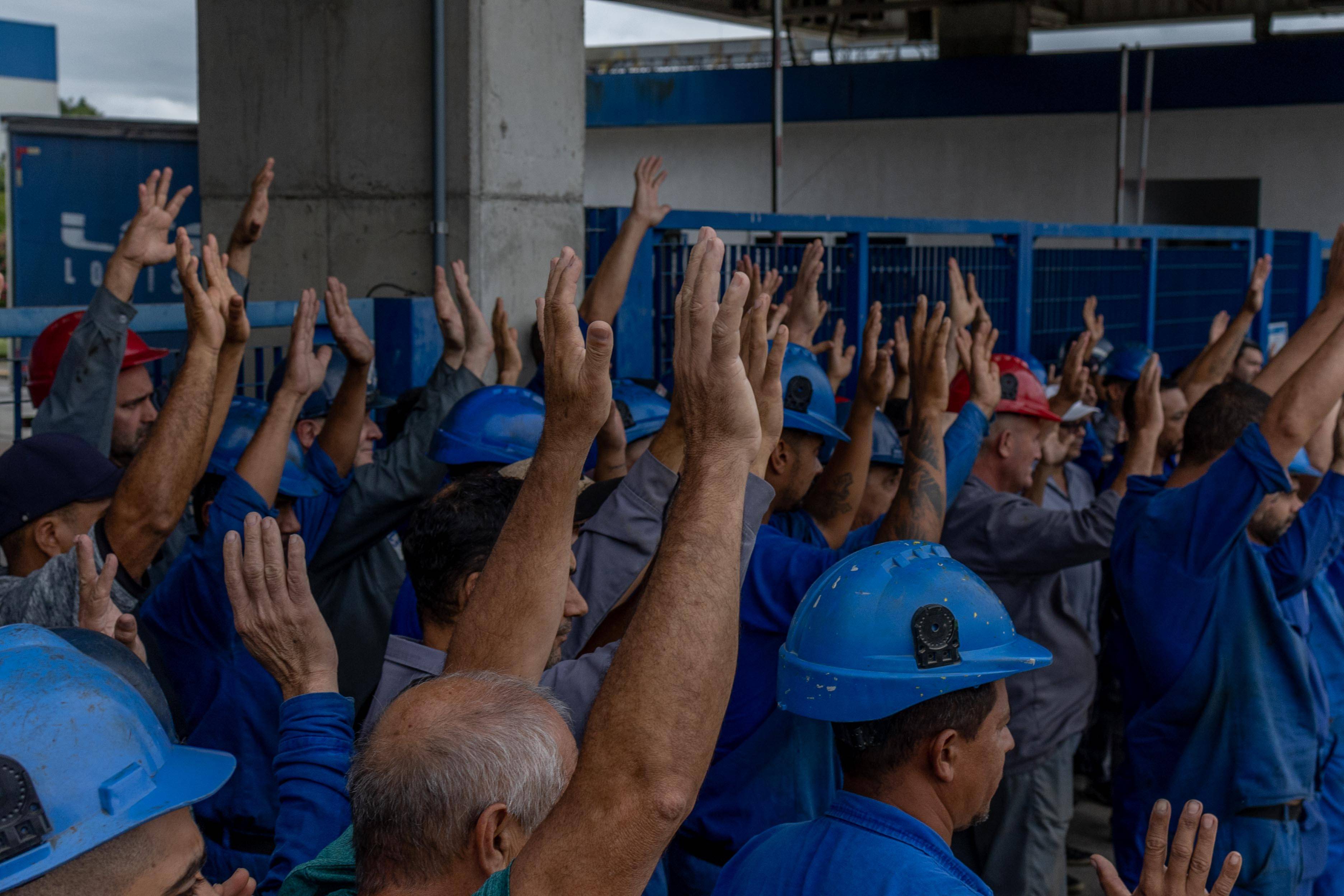 Metalúrgicos da Armco  iniciam greve contra corte do convênio médico