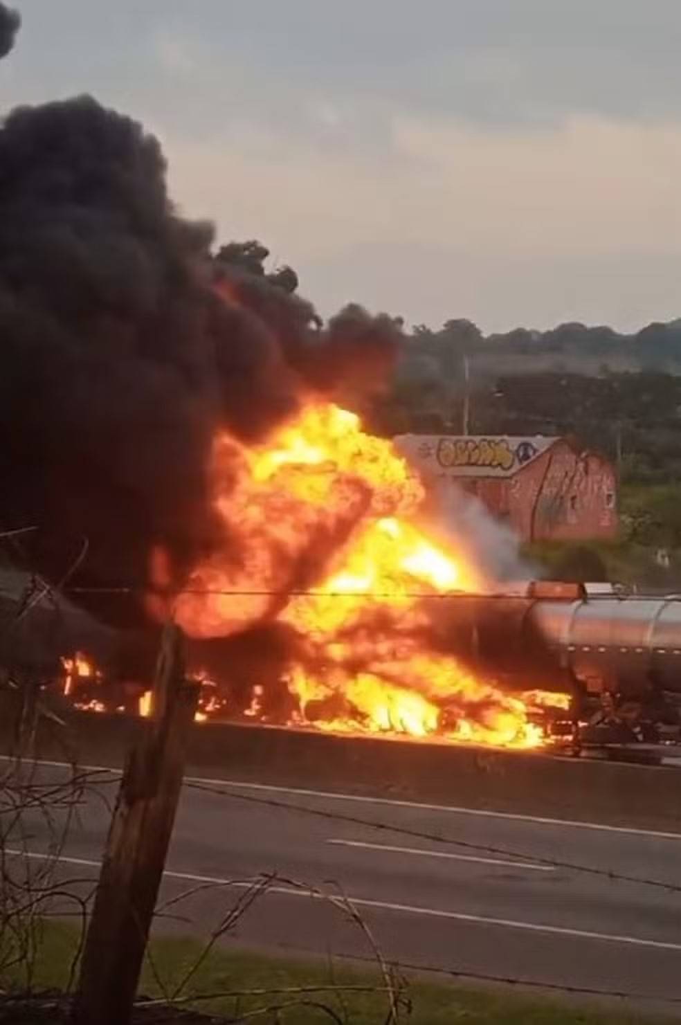 Carreta pega fogo na via Dutra em Pinda