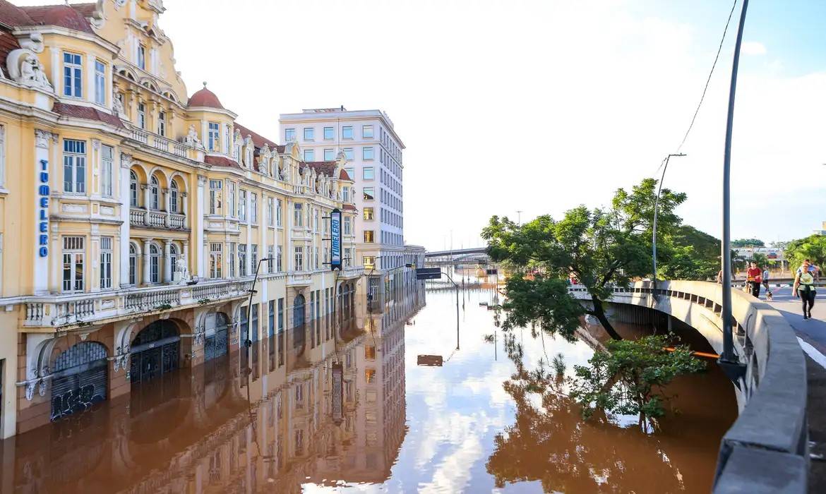 Governo libera pix de R$ 5,1 mil para vítimas do RS