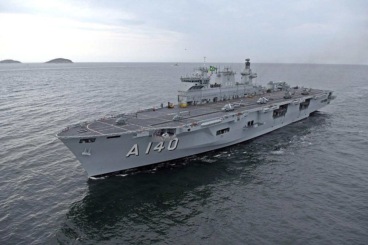 Maior navio de guerra da América Latina chega ao RS