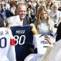 Papa abençoa camisas de astros do futebol que serão leiloadas