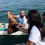 Praia do Perequê, em Ilhabela, tem ação de limpeza neste sábado (22)