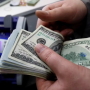 Dólar cai para R$ 5,71 com alívio no mercado após fala de Trump