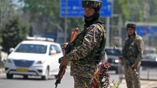 soldados-indianos-montam-guarda-em-uma-rua-em-srinagar-em-30-de-abril-de-2025-o-primeiro-ministro-indiano-narendra-modi-concedeu-liberdade-operacional-aos-militares-para-responder-a-um-ataque-mortal-1746017348395_v