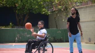 cadeirante bola de basquete