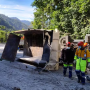 Caminhão carregado de areia tomba na serra antiga da Tamoios