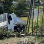 SJC: Caminhão desgovernado cai em lago de condomínio no Urbanova