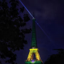 Torre Eiffel é iluminada com as cores do Brasil
