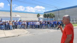 thumbnail_Assembleia com os trabalhadores na Pan Metal 