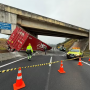 SJC: Motorista morre após bater caminhão em pilar de viaduto da Tamoios 