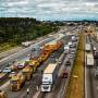 Maior carreta da história da Via Dutra para em Pinda