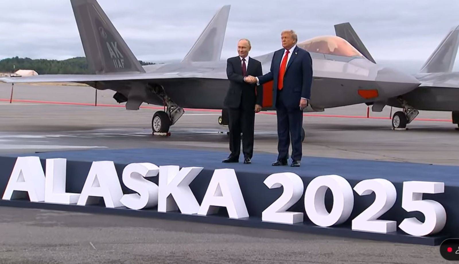 Putin e Trump apertam as mãos ao desembarcarem no Alasca