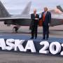 Putin e Trump apertam as mãos ao desembarcarem no Alasca