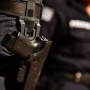 Mulher é detida ao tentar tomar arma de policial em tribunal na Argentina