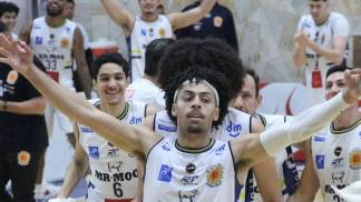 adyel comemorando