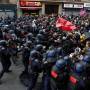 França enfrenta onda de protestos em meio a nova crise política