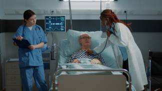 paciente cama hospital