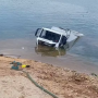 Caminhão de lixo cai de balsa em represa de Natividade da Serra