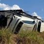 Caminhão-cegonha com 11 carros tomba na Dutra em Guará 