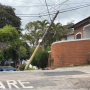 SJC: Caminhão derruba postes e deixa parte do Jardim Esplanada II sem energia