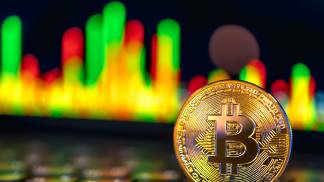 moeda-de-ouro-bitcoin-no-teclado-grafico-de-negociacao-de-mercado-de-acoes-candelabro-line