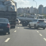 SJC: Caminhão caçamba perde controle e causa transtornos no Anel Viário 