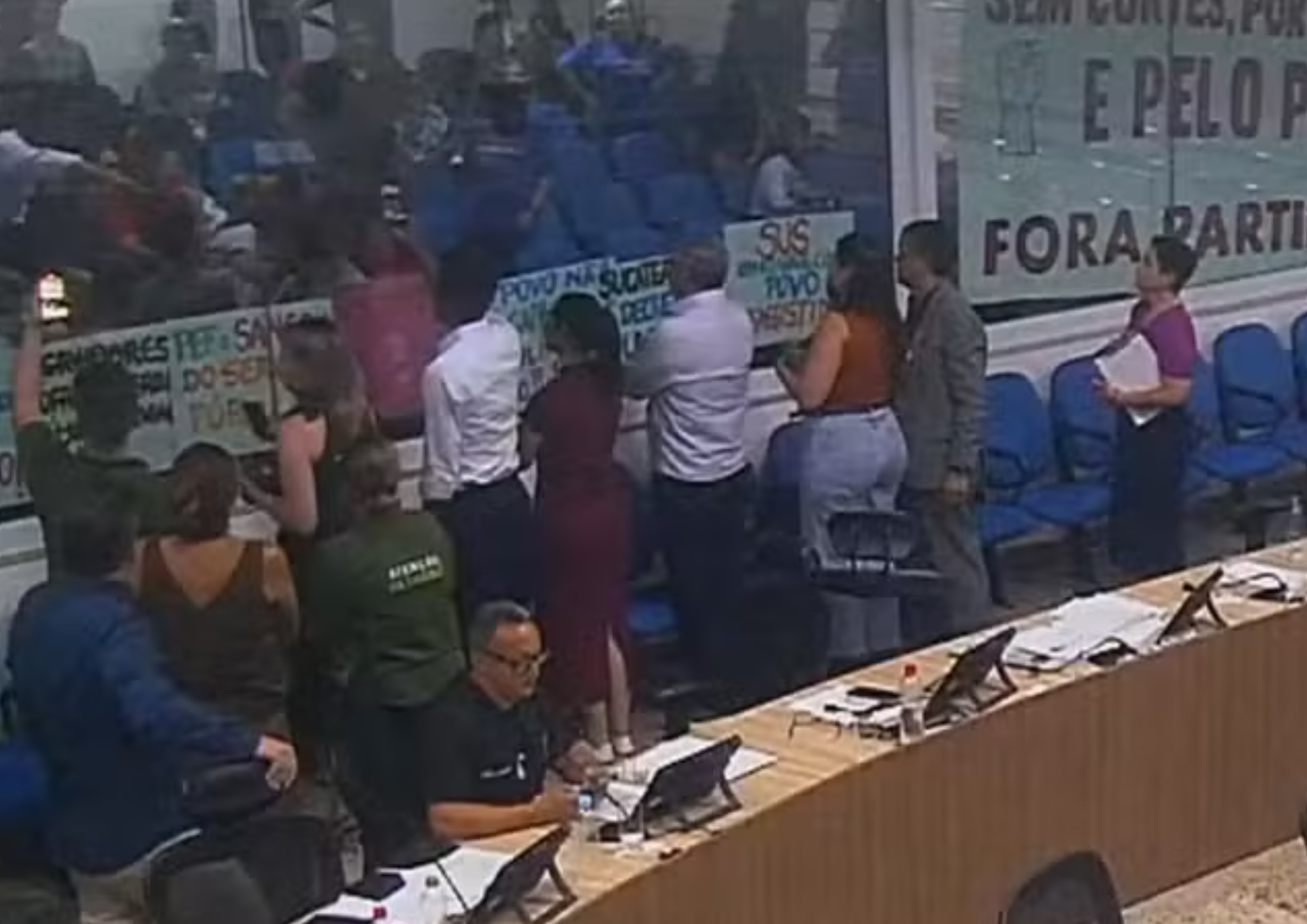 Sessão da Câmara de Taubaté é suspensa após confusão