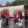 Ônibus com torcedores do Flamengo tomba na Via Dutra