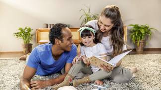 UNPE, 2024, Papel Polen, Familia desenhando, Creditos Too Spoiled