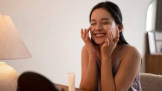 Mulher passando maquiagem