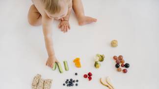 bebe-de-alto-angulo-escolhendo-o-que-comer-sozinho